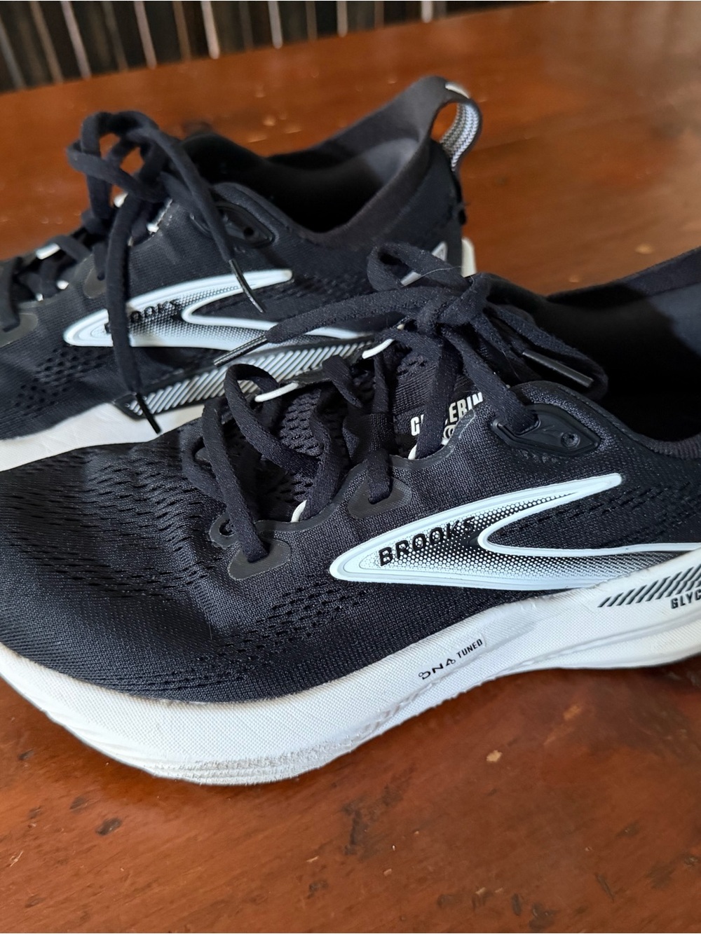 Brooks Glycerin 22 GTS Women’s Black and White Running Shoes sz 7.5